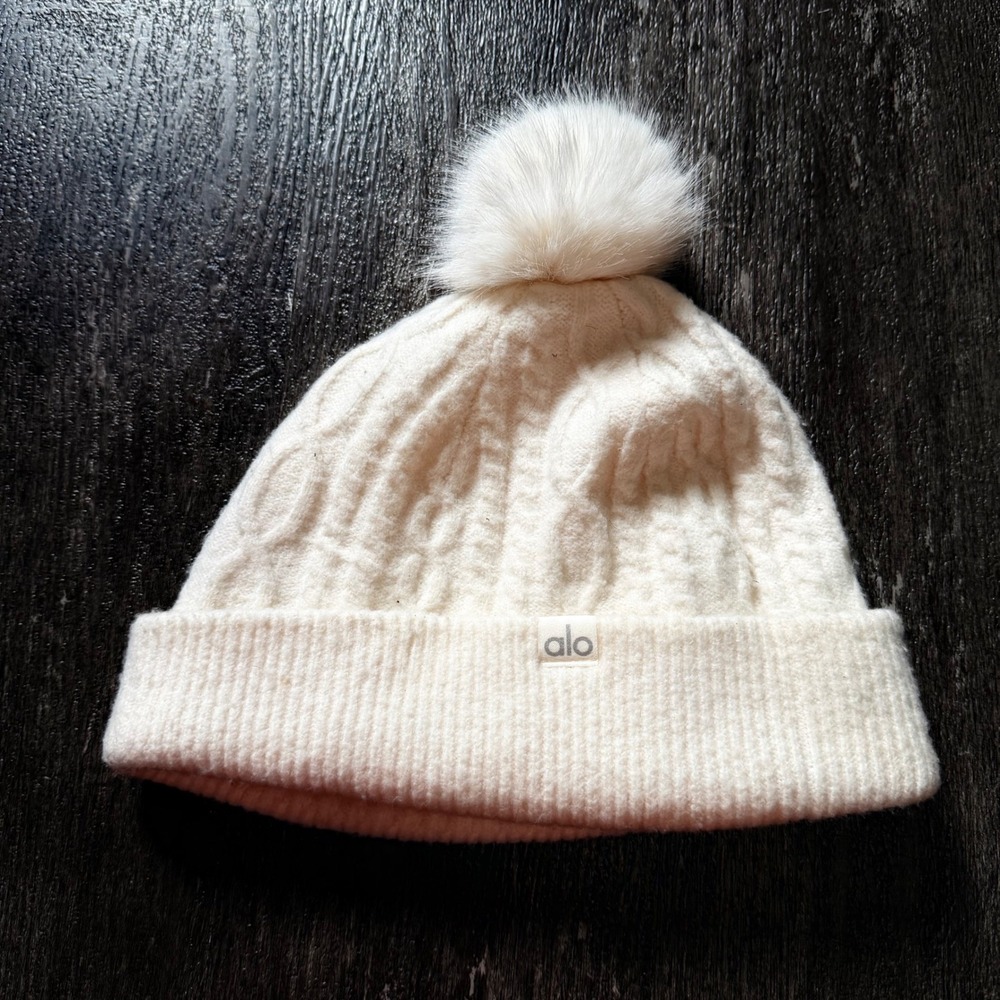 Alo Yoga Beanie Women OS Ivory Cable Knit Faux Fur Pom Pom Winter Hat Logo Tag